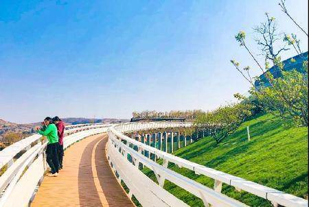 绝美澄江太阳山网红栈道上俯瞰抚仙湖之美