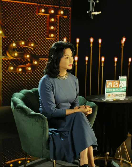 金星头顶的白发丝真让人心疼,虽然平时看着挺年轻,但却也老了