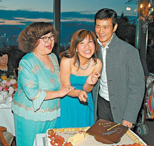 沈殿霞被郑少秋抛弃33岁女儿郑欣宜距继承亿万遗产还有两年