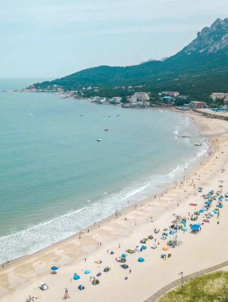 图源 达拍青岛仰口海滩相比于青岛市内的海水浴场,人少,沙子软,景还