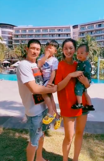 嘎子谢孟伟晒超大豪宅,搂小8岁娇妻秀恩爱,直言简简单单才是福