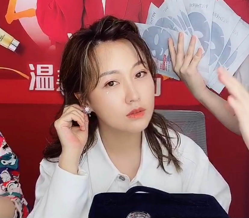 潘阳直播带货捞金,潘长江大手笔为女儿捧场,连送价值9千礼物_腾讯新闻