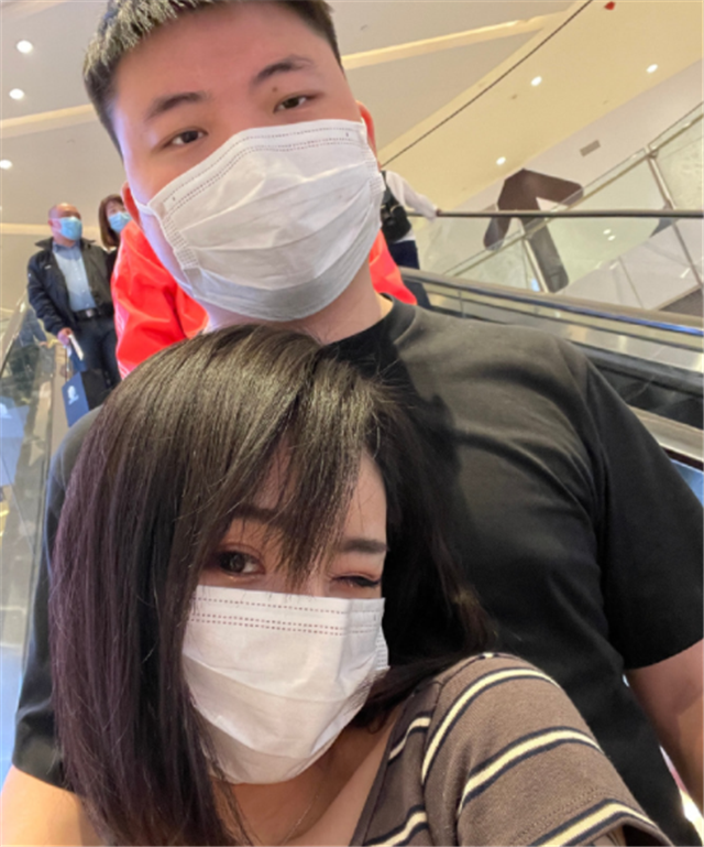 uzi女友发无滤镜照片:乌兹看到这样的我还愿在一起,的确是真爱了