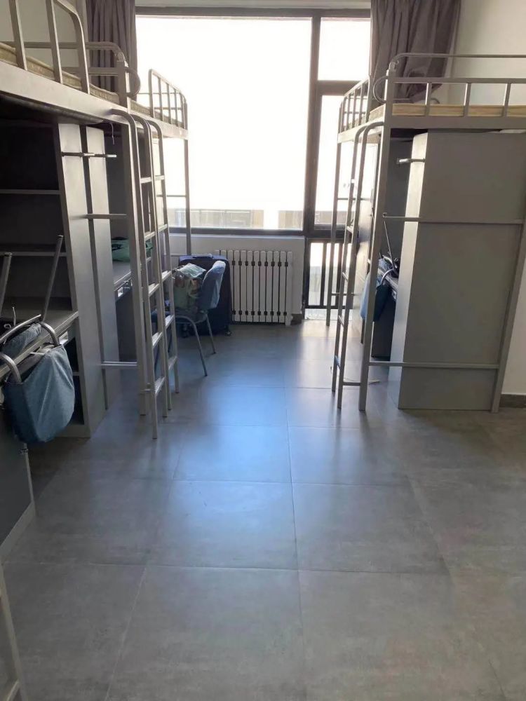 感觉比我想象里小一些,宿舍是上床下桌,挺大的了,校园比较空旷,不会人