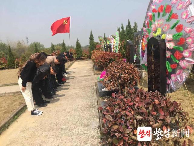 句容寶華鎮開展清明節祭掃烈士墓活動