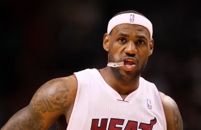 大部分NBA球员都习惯戴牙套，为何CBA球员却不戴牙套？