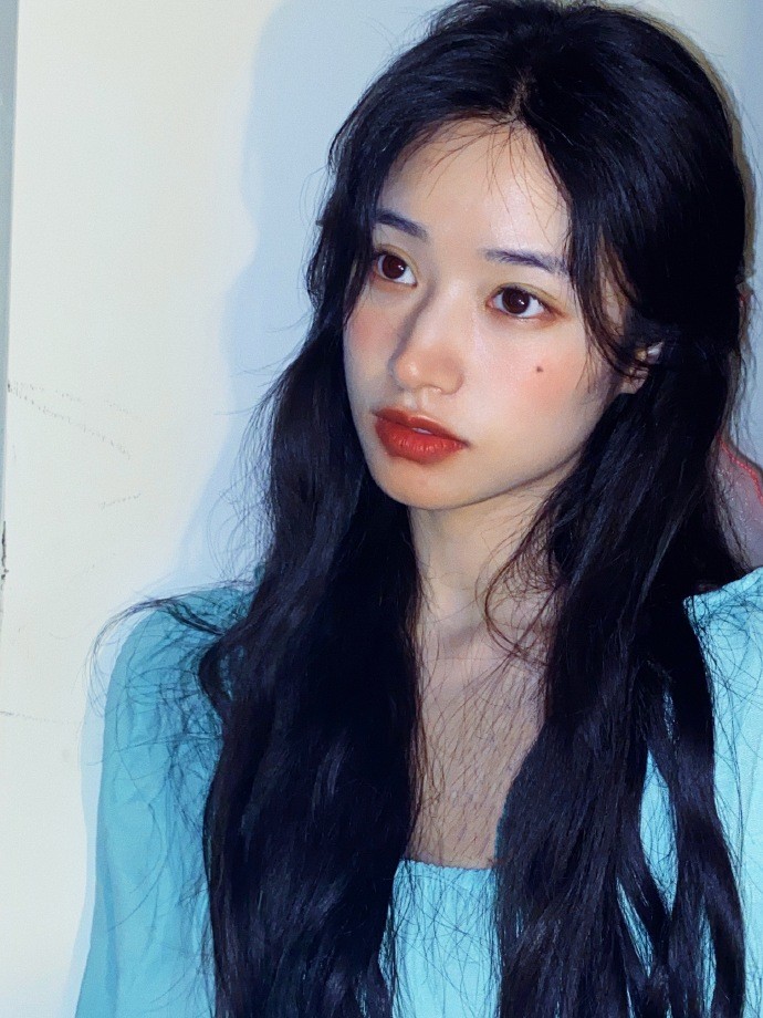 段小薇抖音晒玩具店三件套首饰,完美诠释"长得好看戴啥都好看"