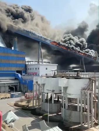 辽宁一钢铁厂5号高炉原料输送通廊发生火灾
