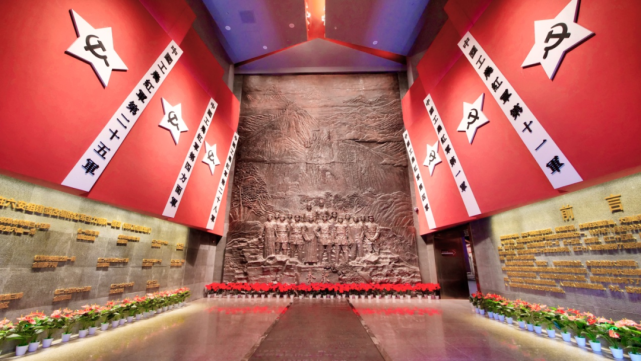 大别山革命历史纪念馆位于六安市区九墩塘皖西烈士陵园内,馆内分为"