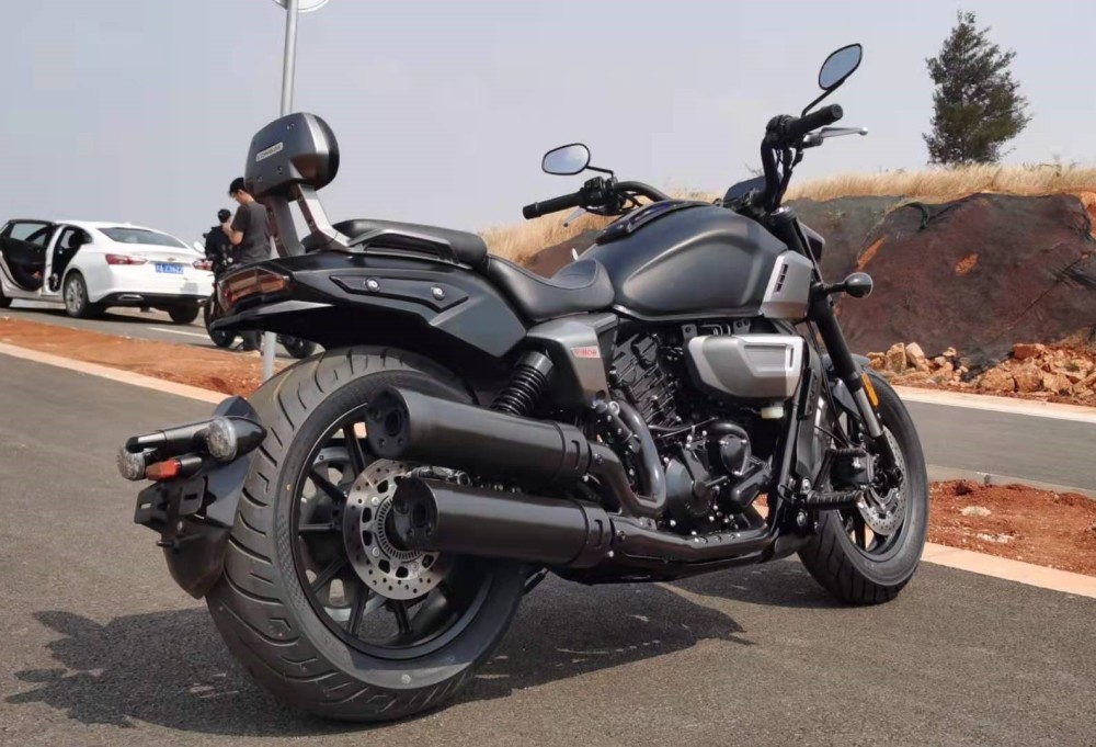 龙嘉v霸650实拍 不到4万的国产巡航 极速可达180