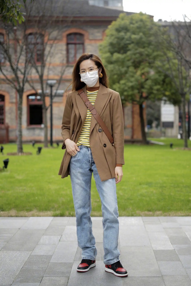 今春衣服不必多买,有件"花色外套"就够了,搭配内搭时髦又显瘦