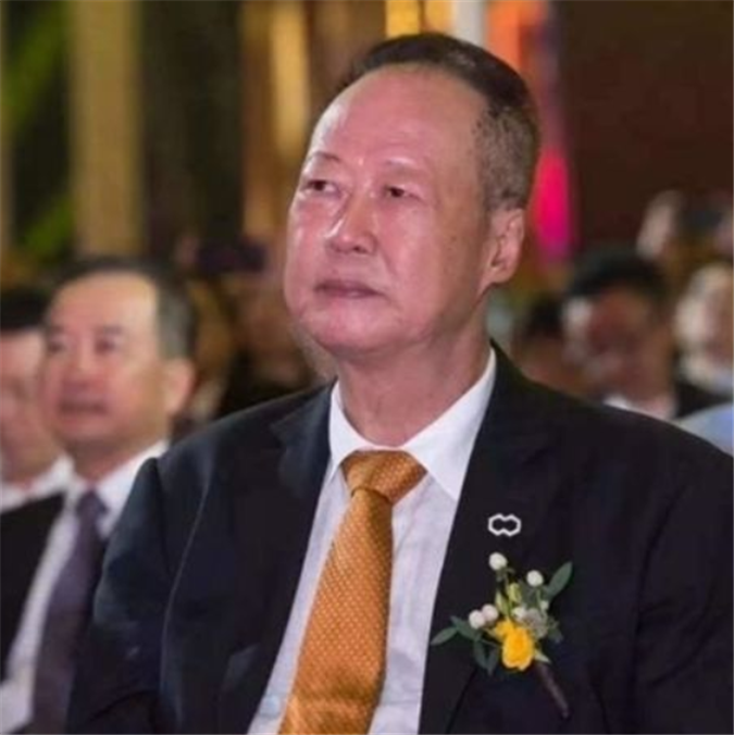 黄楚龙公司资产千亿却不上市儿子结婚给每个村民发500红包