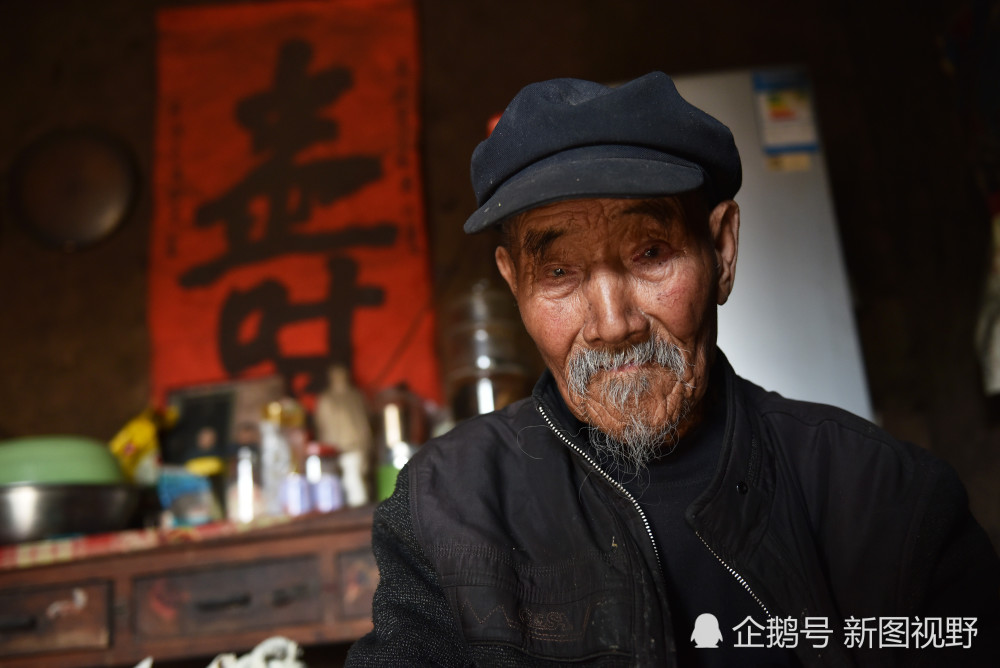 102岁老爷爷每天3顿白酒膝下子孙120多人还经常上街遛弯