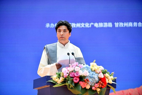 今(31)日,甘孜"网红"局长刘洪也亮相解放碑,向重庆市民热情邀约:"为