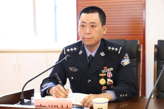 汉族,中共党员,大学本科,二级警督警衔,现任衡阳市公安局雁峰区分局