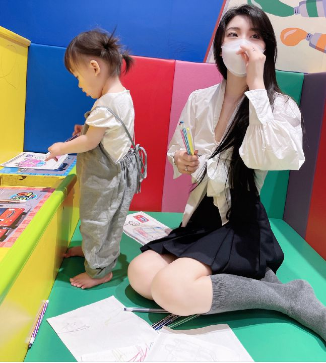 90后辣妈穿超短裙晒娃因身材吸睛被群喷对得起孩子吗