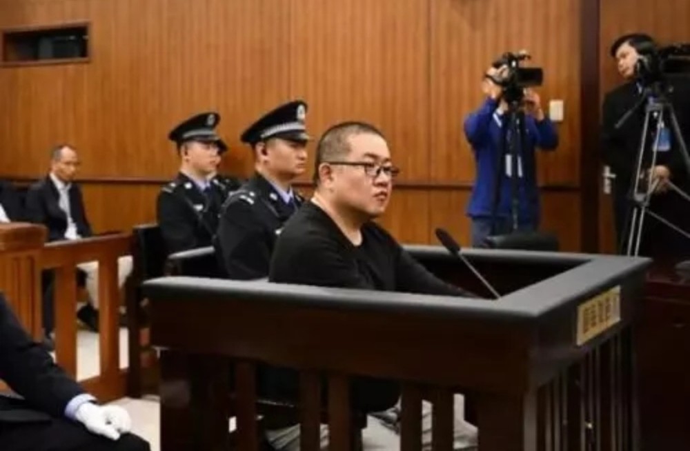 孙小果被执行死刑前画面公开眼神不再桀骜被带走前露出微笑