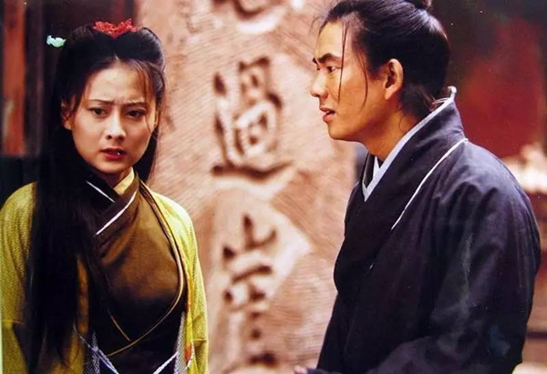 然而,金庸这部作品陷入了翻拍热潮,同一时期共有三个版本的《笑傲江湖