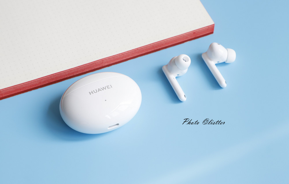 huawei  freebuds  4i依旧采用传统的电池仓 左右分体耳机的样式,不过