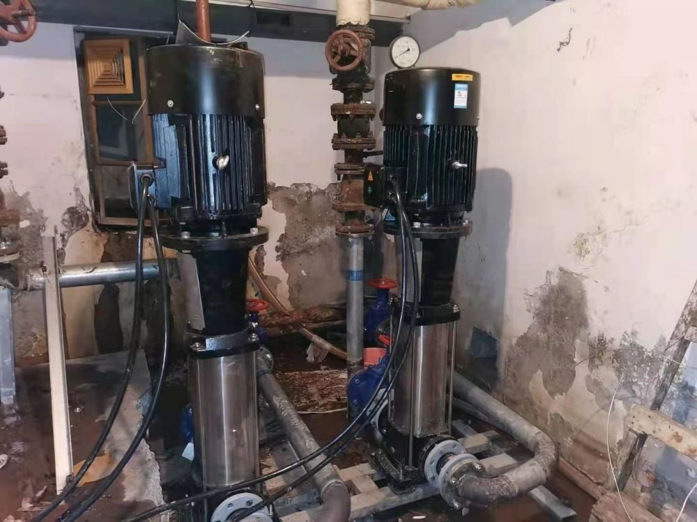 海淀一高层住宅楼水泵维修断水三天,居民用水未受影响_腾讯新闻