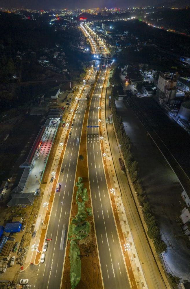 道路夜景车辆行驶在宽广的车道上设计人行天桥,避免人车冲突安宁段和