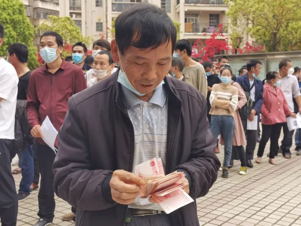 南康一家具厂经营不善,97名工人集中发放工资!_腾讯新闻