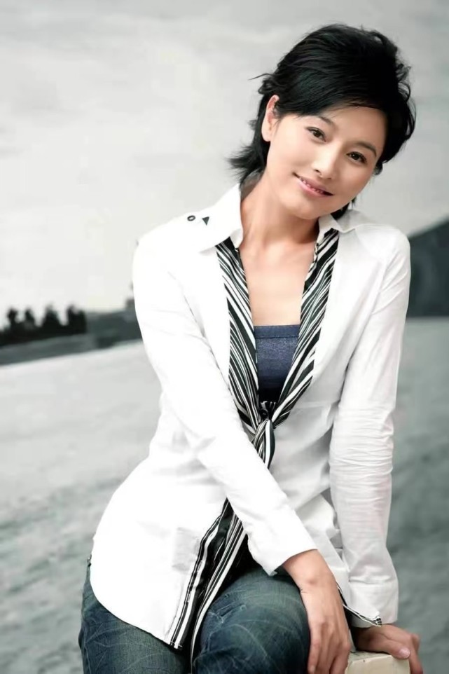 张延年轻的时候,长得非常漂亮,五官很标致,身材也非常高挑,在1990年的