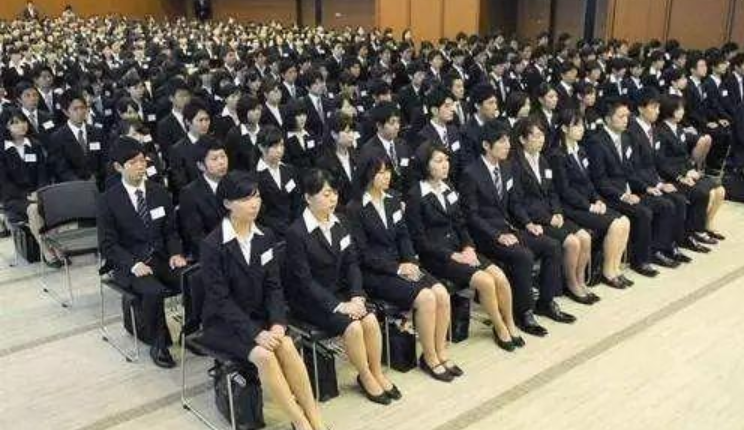 时隔8年，日本的外国留学生人数首次跌破30万