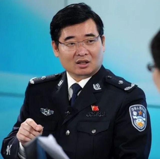 现在的他, 任公安部刑侦局副局长,同时也是央视寻亲栏目《等着我》的