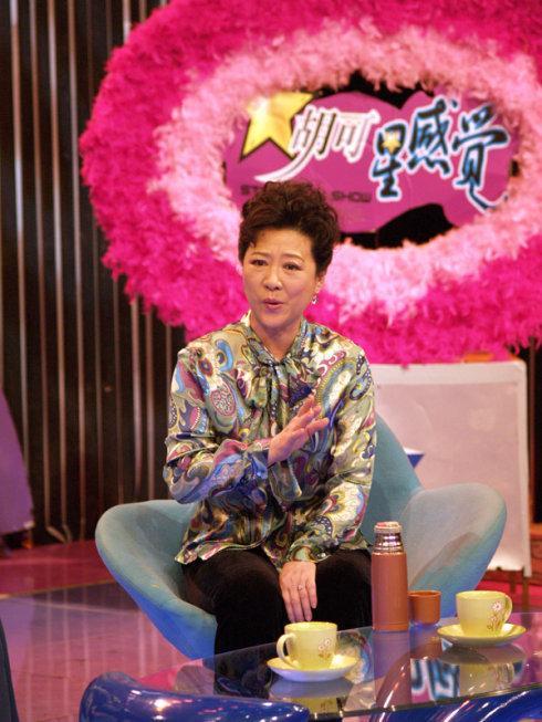 王馥荔72歲還這麼漂亮穿西裝搭碎花裙很俗套但氣質很優雅