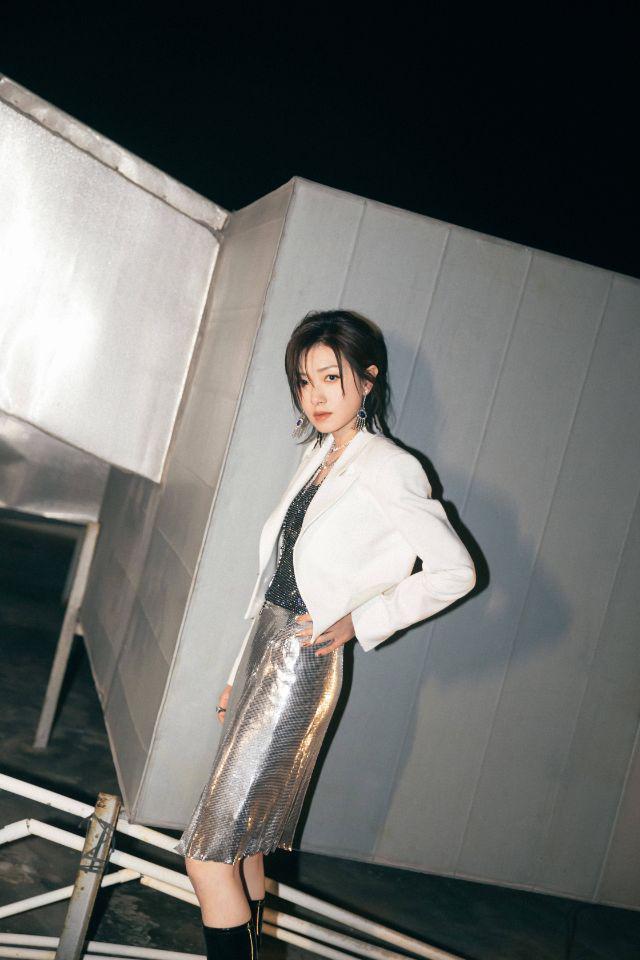 万茜夏季穿搭写真上线奶白色套装简约时尚慵懒短发减龄又有范