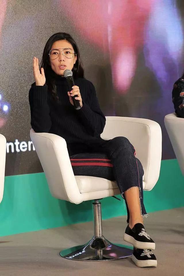 苏芒在公园健身,穿紧身裤臀型也不遮一下,老了更放得开!