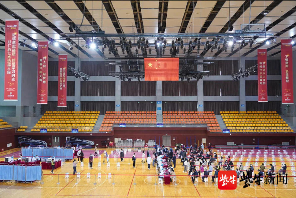 3月31日,南京医科大学江宁校区新冠病毒疫苗接种工作在江宁校区体育馆