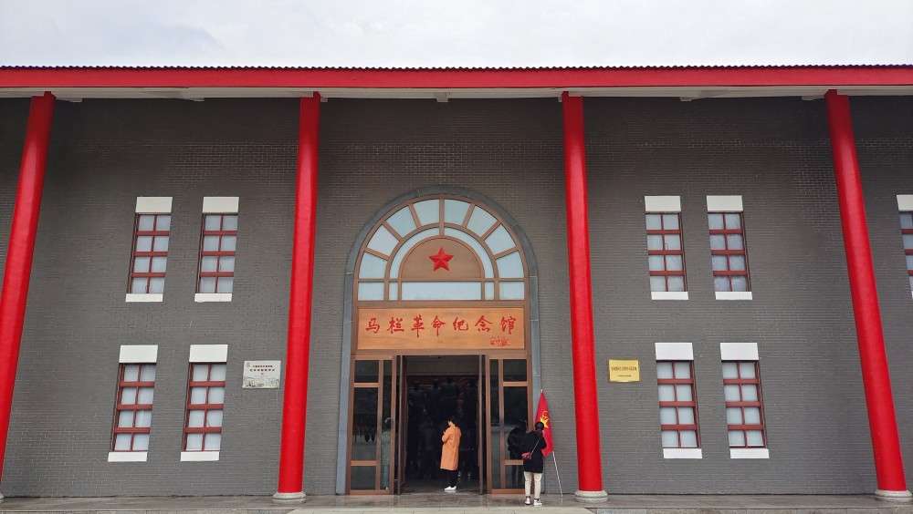 走进马栏革命纪念馆,一座高18米的马栏革命纪念碑巍然耸立在纪念广场