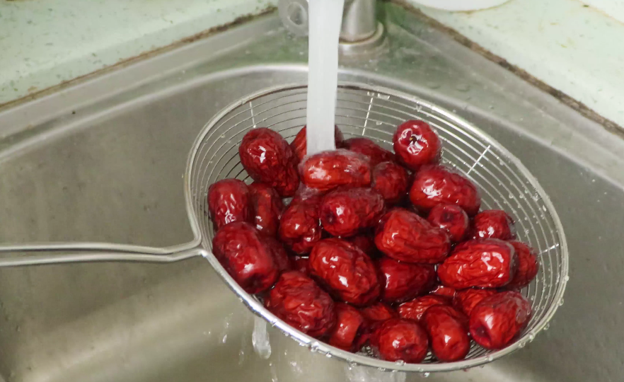 清洗红枣的时候,不能只用清水洗,教你一个办法,红枣干净又好吃