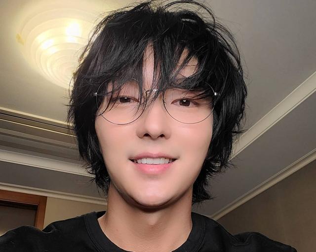 李准基近况照留长发戴眼镜根本逆龄成大学生变身理科憨宅男