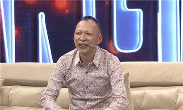 出生于1966年的李明,父母两人都在一家电机厂打工,李明自然也上了一所