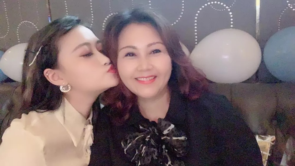 孙侨潞离世近百天,因其特殊的安葬方式,母亲多次在海边撒花瓣怀念