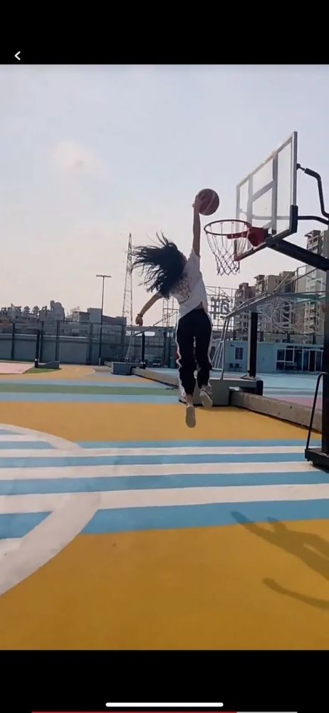 亮回复第一次见野球场女生扣篮这也太酷了吧