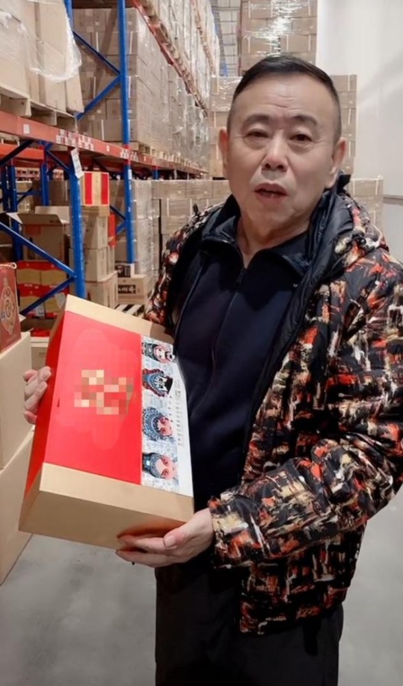 63岁潘长江站着直播卖酒数小时,刚被百斤摩托砸伤腿_腾讯新闻