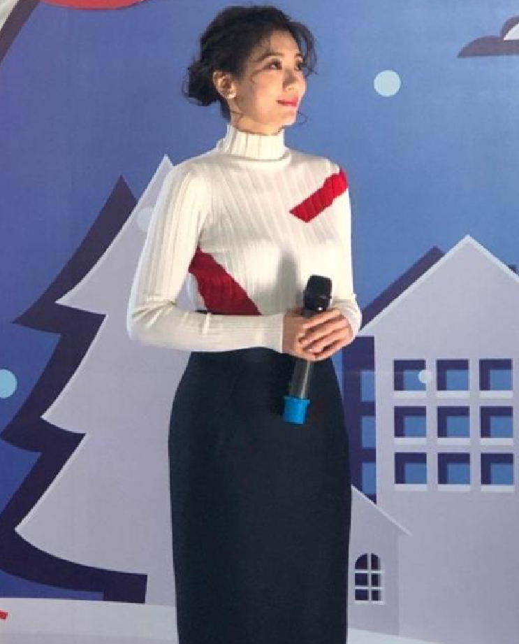 贾静雯才是真辣妈,46岁出席活动,侧身摆拍时状态不输少女