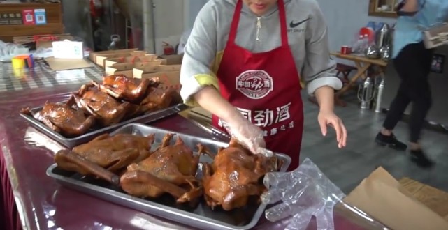 山东菏泽小夫妻卖熏鹅下锅要煮6小时130元一只日入4万元