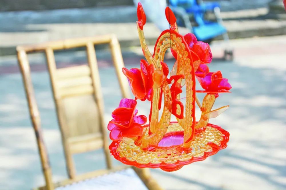 糖画作品:立体花篮为了制作好糖画,余建康积极主动地向优秀的师傅取经