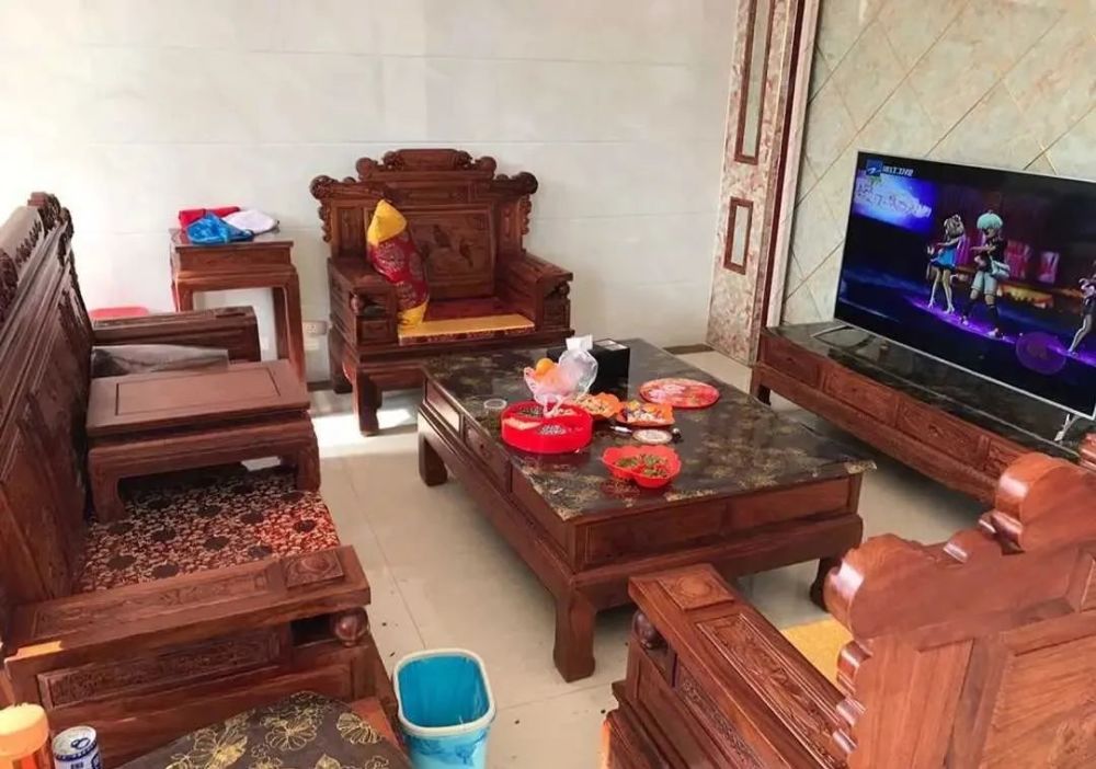 客厅,一整套的红木家具,非常的精致,豪气~这是房子的外貌,要是挪在成
