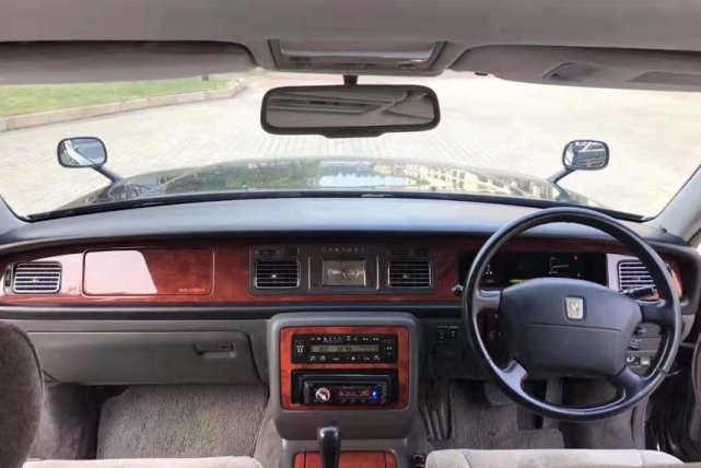 广东遇到一辆12缸丰田轿车,右舵挂港牌,追问之下驾驶员说出当年落地价