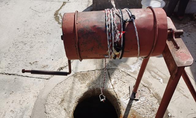 看图在烟台蓬莱的小山村里偶遇一架还能汲水的辘轳