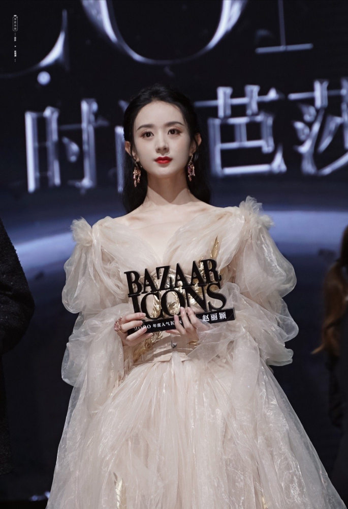 时尚芭莎年度派对星光闪耀赵丽颖一袭轻纱鎏金裙吸人眼球