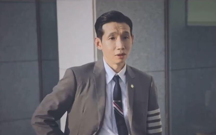 长大后,李奎镇进入父亲经营的维多利亚律师所工作,成为了一名离婚律师