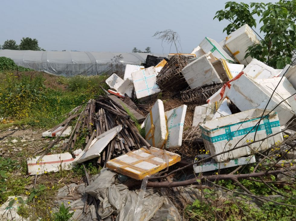 村道一侧垃圾长期堆放,盼尽快处理!