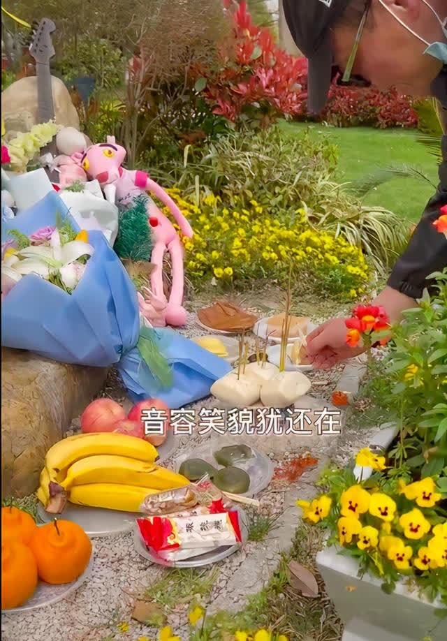 喬任梁父母為兒子掃墓手作清明果遙寄哀思墓前鮮花玩偶惹淚目